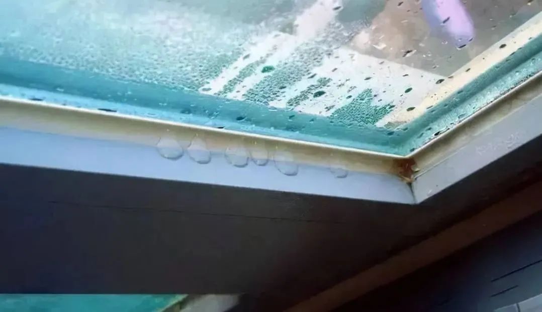 你家门窗玻璃为什么会结霜、结露？怎么处理？
