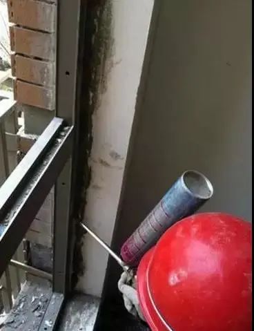 诺尊146全景推拉窗、120平移推拉系统、130提升门、落地式内开内倒系统窗等等,具有简约大气、景观好、视野开阔、通风面积大、透气舒适等优点,每一款都热销,受市场追捧。