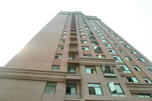诺尊146全景推拉窗、120平移推拉系统、130提升门、落地式内开内倒系统窗等等,具有简约大气、景观好、视野开阔、通风面积大、透气舒适等优点,每一款都热销,受市场追捧。